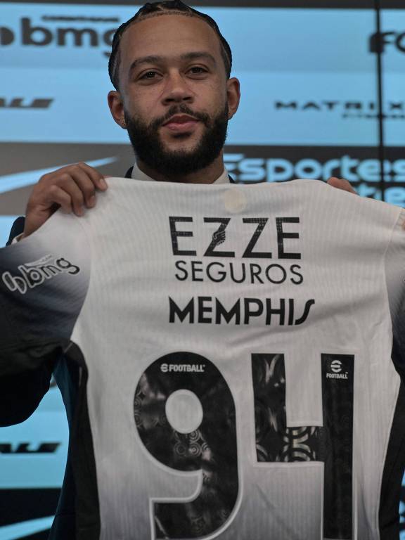 O atacante holandês Memphis Depay posa com camisa do Corinthians com o número 94 e a inscrição quot;Memphisquot; em sua apresentação no estádio do time paulistano