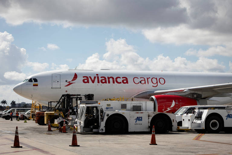 Avião da Avianca Cargo estacionado no aeroporto internacional de Miami (EUA)