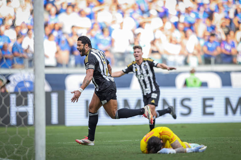 Hulk comemora um de seus dois gols no clássico Cruzeiro 0 x 2 Atlético-MG， no Mineirão