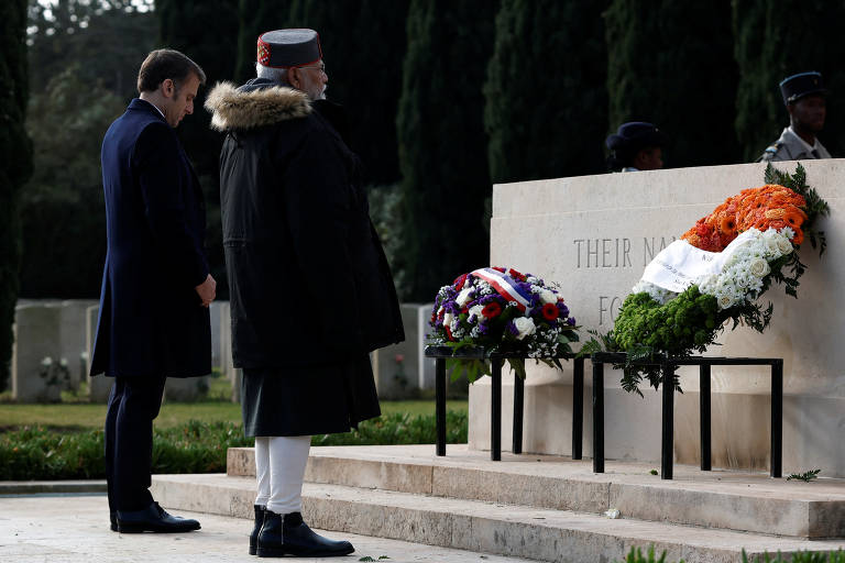 Macron e Modi prestam homenagem em um memorial de guerra, com coroas de flores sobre uma lápide