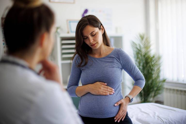 Mulher grávida em consulta com médica