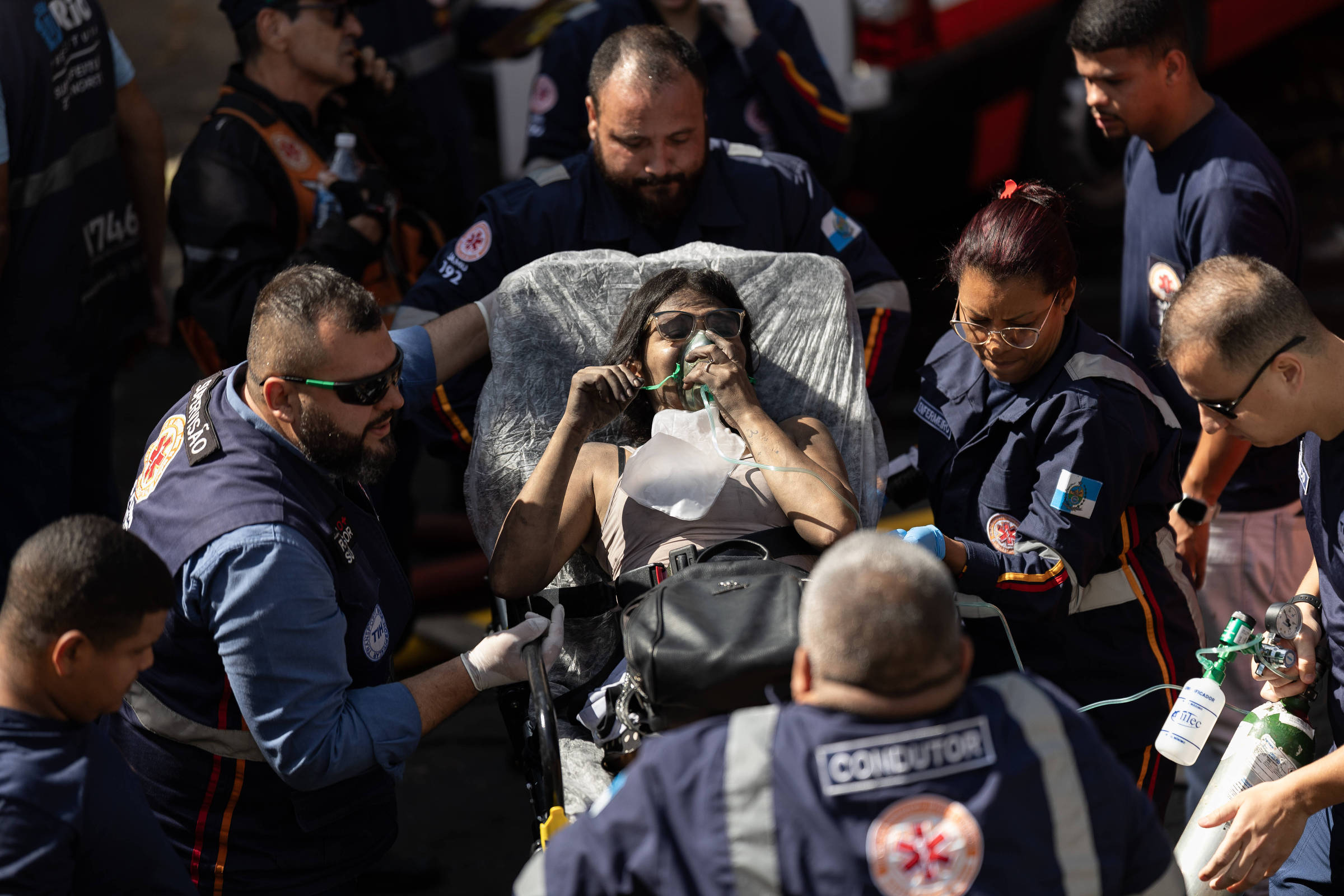 Paes diz que escolas de samba afetadas por incêndio no Rio não correrão risco de rebaixamento