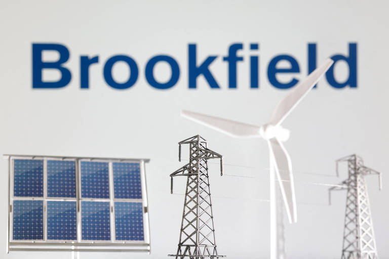 A imagem apresenta o nome 039;Brookfield039; em letras grandes e azuis no topo. Abaixo， há um painel solar à esquerda， uma turbina eólica ao centro e torres de transmissão de energia à direita， todos representando fontes de energia renovável.
