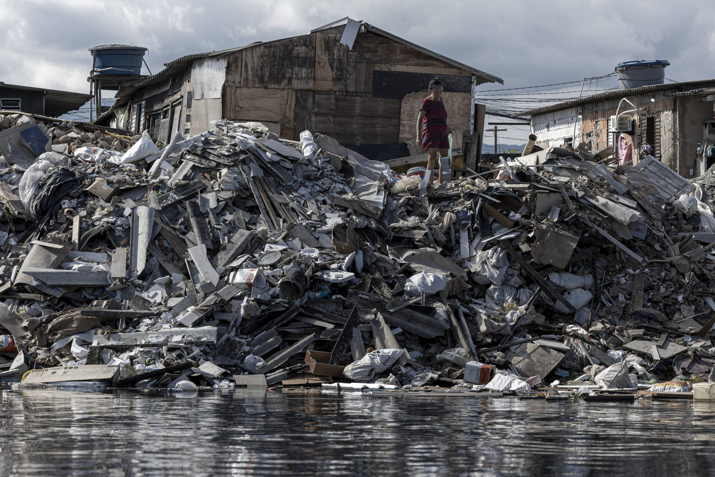 Rio que divide Santos e São Vicente é o 2º mais contaminado por microplásticos do mundo, diz estudo