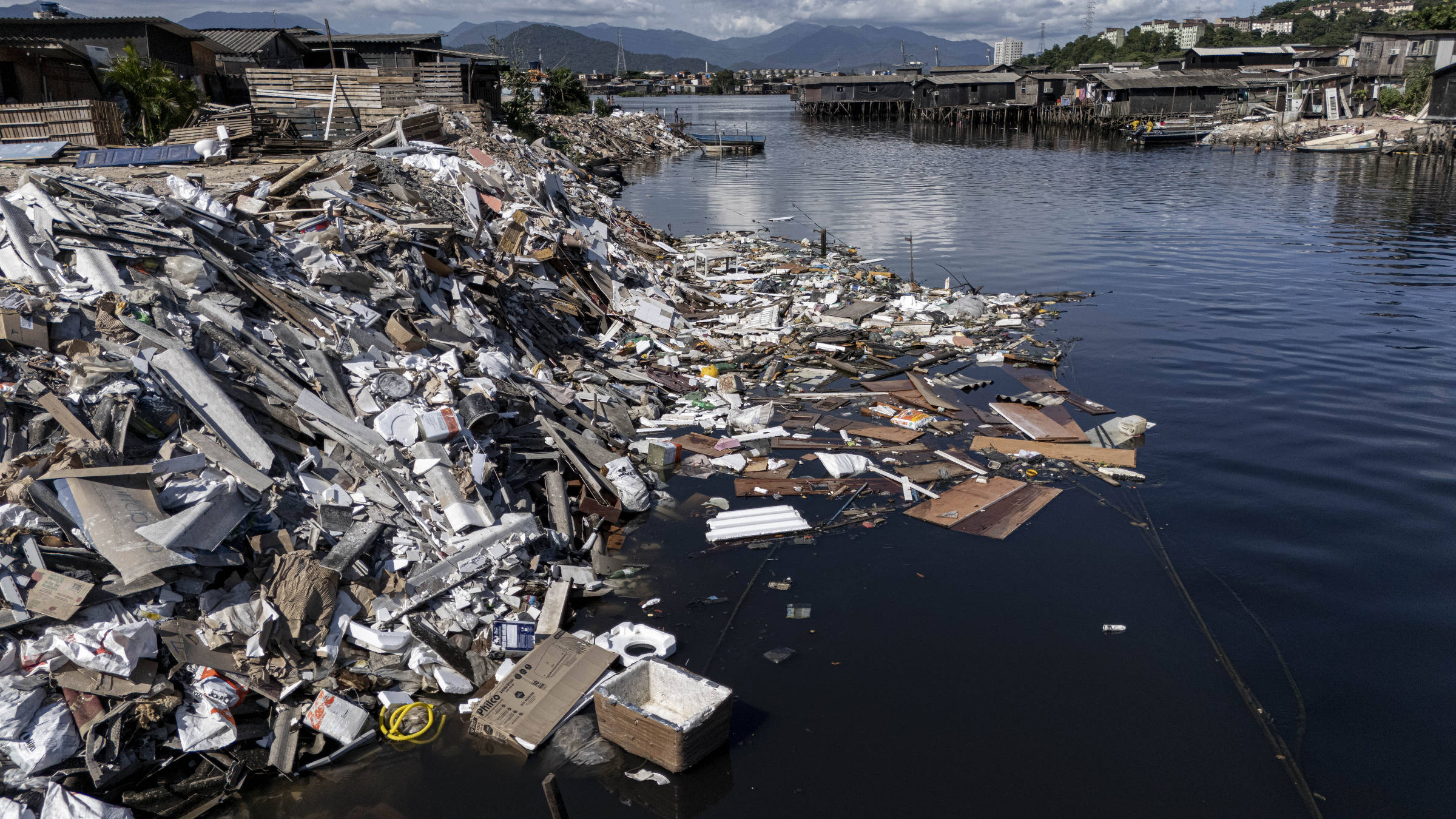 Traços de cocaína, cafeína e relaxante muscular são detectados nas águas do estuário de São Vicente, em SP