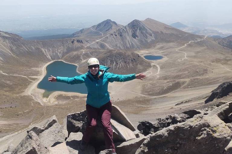 Thais Cavicchioli no Nevado do Toluca， com os lagos do Sol e da Lua no fundo da cratera