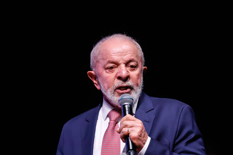 Lula fala ao microfone