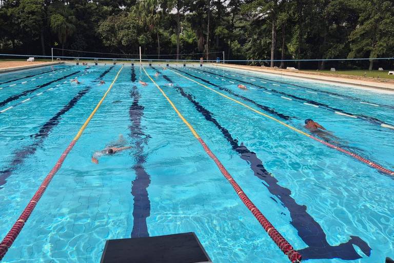 O colunista da Folha Paulo Veira nada na piscina da USP treinando para um biatlo