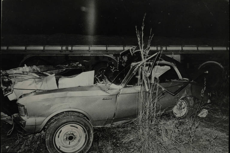 O Opala que conduzia JK destruído no acostamento da via Dutra após colidir com carreta em 22 de agosto de 1976