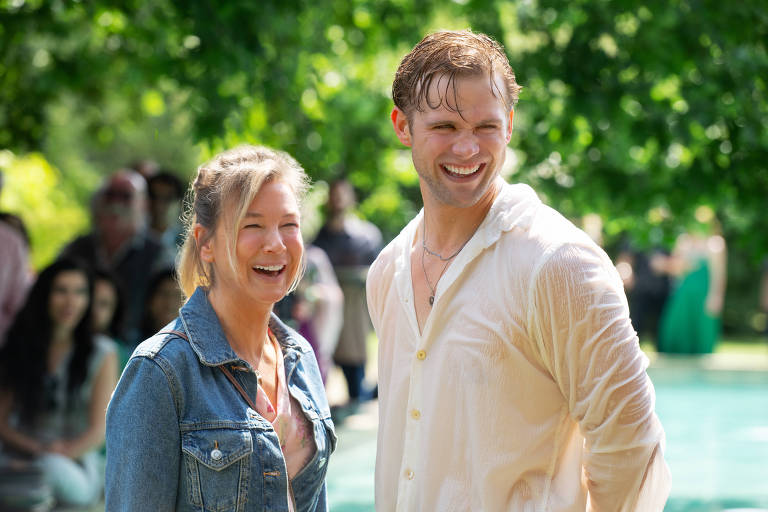 Leo Woodall e Renée Zellweger em cena de 039;Bridget Jones: Louca pelo Garoto039;