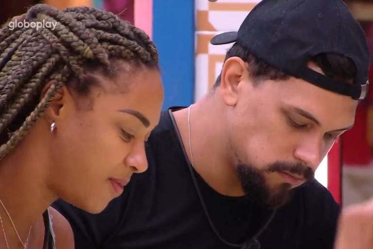 Aline come almoço feito por Diogo e se derrete