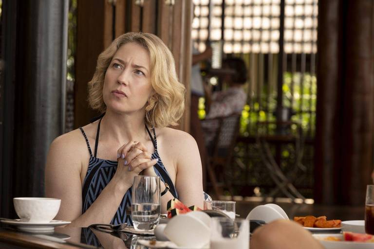 A atriz Carrie Coon em cena da terceira temporada de 039;The White Lotus039;， de Mike White