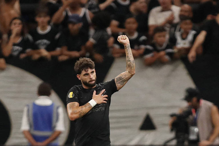 Yuri Alberto comemora gol pelo Corinthians em partida contra o Santos