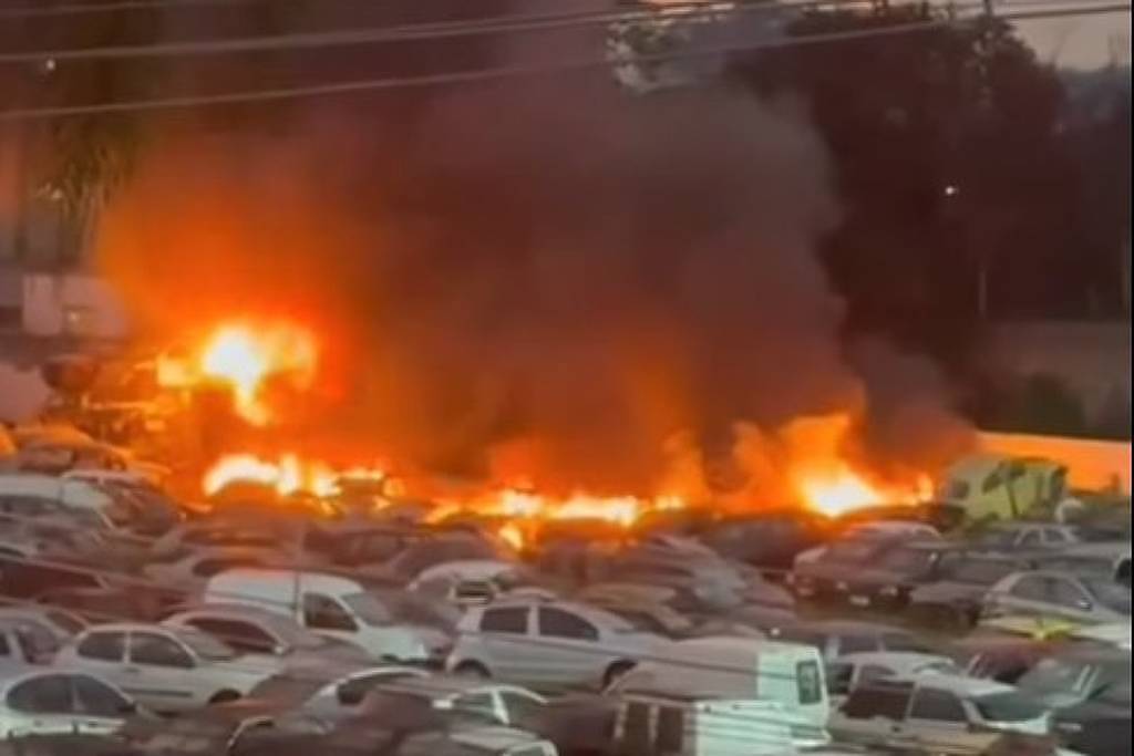 Incêndio atinge cerca de 70 veículos em pátio em Ferraz de Vasconcelos (SP)