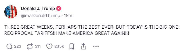 Publicação de Donald J. Trump menciona 039;TRÊS GRANDES SEMANAS， TALVEZ AS MELHORES DE SEMPRE， MAS HOJE É O GRANDE DIA: TARIFAS RECÍPROCAS!!! FAÇA A AMÉRICA GRANDE NOVAMENTE!!!039;. O tweet é acompanhado por ícones de interações， incluindo 223 retweets， 511 curtidas e 2.15k de visualizações.