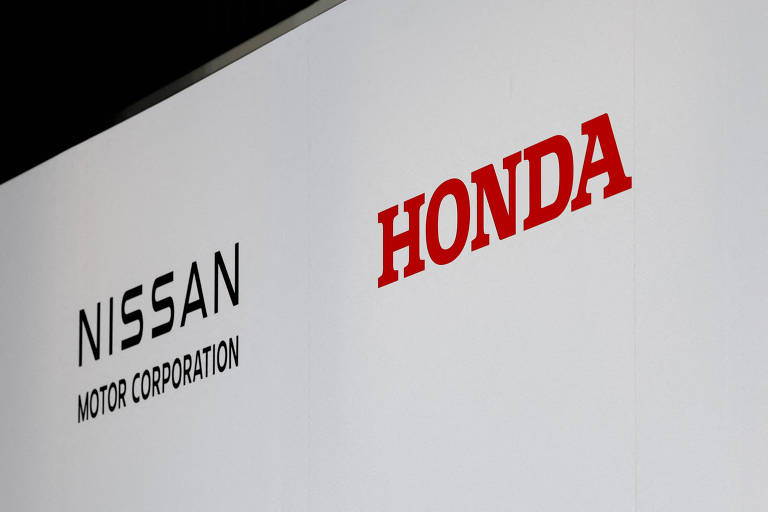 A imagem apresenta os logotipos da Nissan e da Honda em um fundo branco. À esquerda， o logotipo da Nissan é exibido em letras maiúsculas pretas， acompanhado pela frase 039;MOTOR CORPORATION039; em letras menores. À direita， o logotipo da Honda é mostrado em letras maiúsculas vermelhas.