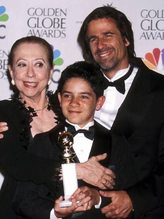 Fernanda Montenegro, Vinicius de Oliveira e Walter Salles no Globo de Ouro em 1999