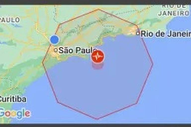 A imagem apresenta um alerta sobre um terremoto com magnitude estimada de 5，5， ocorrido a 159，9 km de distância， em 14 de fevereiro de 2023， às 02:13. O mapa mostra a localização do terremoto próximo a São Paulo e Rio de Janeiro， com um contorno hexagonal indicando a área afetada. Há também um botão para ver atualizações mais recentes e dicas de segurança.