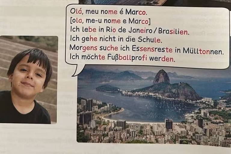 A imagem apresenta uma criança com cabelo escuro e liso， sorrindo. Ao lado， há um balão de fala com texto em português e alemão. O texto diz: 039;Olá， meu nome é Marco. [ola， me-u nome e Marco] Ich lebe in Rio de Janeiro/Brasilien. Ich gehe nicht in die Schule. Morgens suche ich Essensreste in Mülltonnen. Ich möchte Fußballprofi werden.039; Ao fundo， há uma vista panorâmica da cidade do Rio de Janeiro， com o Pão de Açúcar visível.