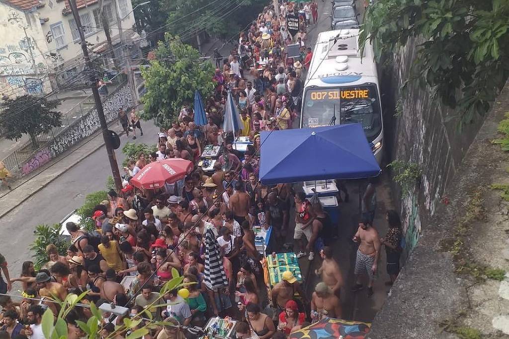 Presença de blocos não oficiais em bairro histórico do Rio gera embate