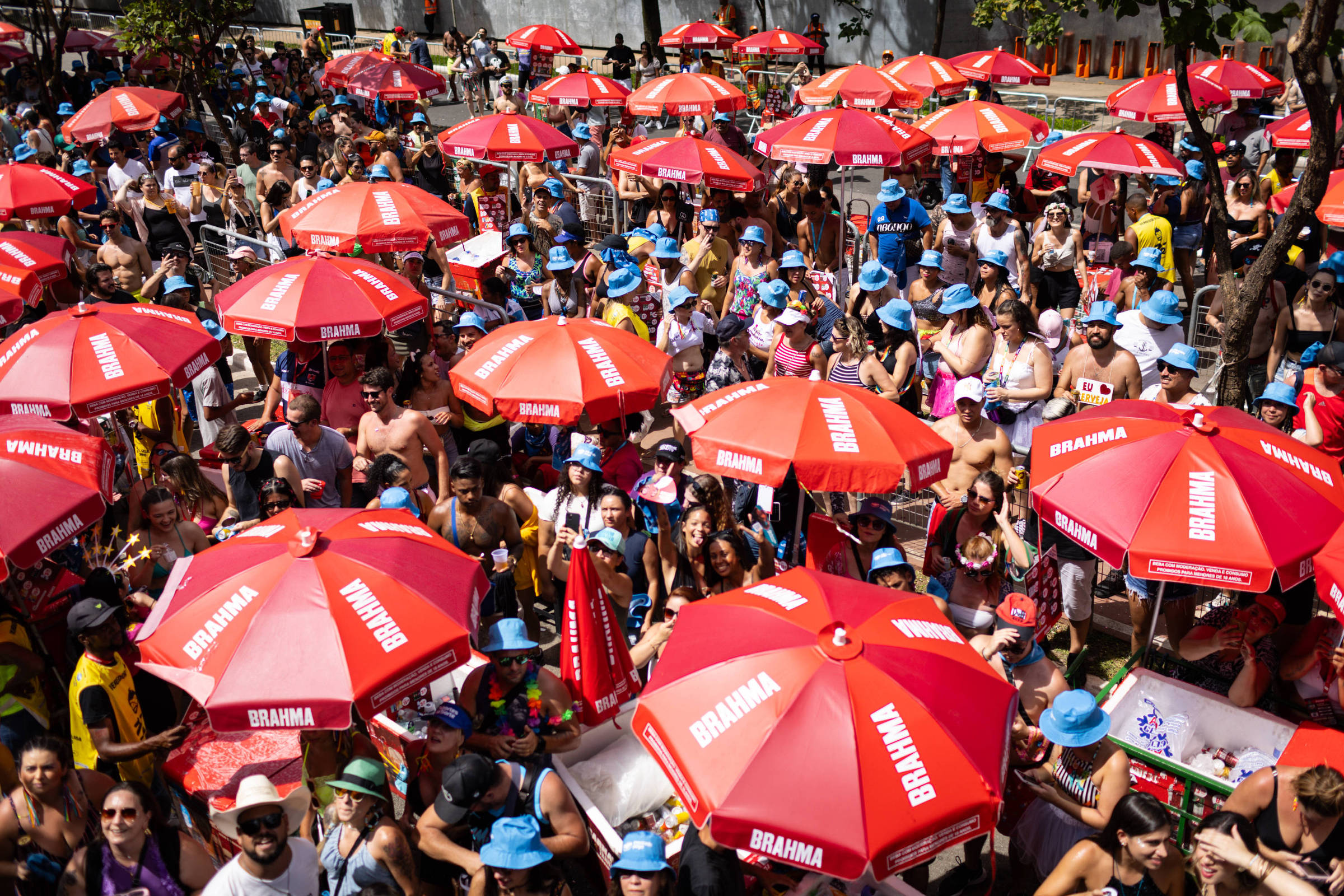 Vai curtir os blocos de rua no Carnaval? Saiba como se manter saudável