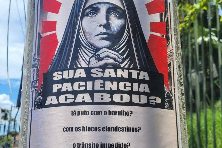 Um cartaz colado em um poste， apresentando a imagem de uma mulher com um véu， que parece ser uma figura religiosa. O cartaz contém texto em letras grandes e negrito， com a frase 039;SANTA PACENHO ACABOU!039; e outras informações abaixo， incluindo perguntas e um número de contato. O fundo do cartaz é vermelho e branco， com elementos gráficos que destacam a figura central.