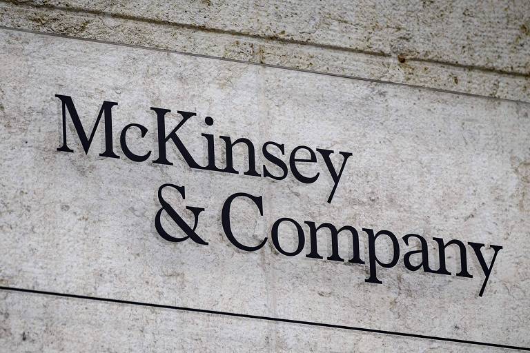 A imagem mostra o logotipo da McKinsey amp; Company em uma placa de pedra. O texto é apresentado em letras grandes e em negrito， com a frase 039;McKinsey amp; Company039; em destaque.