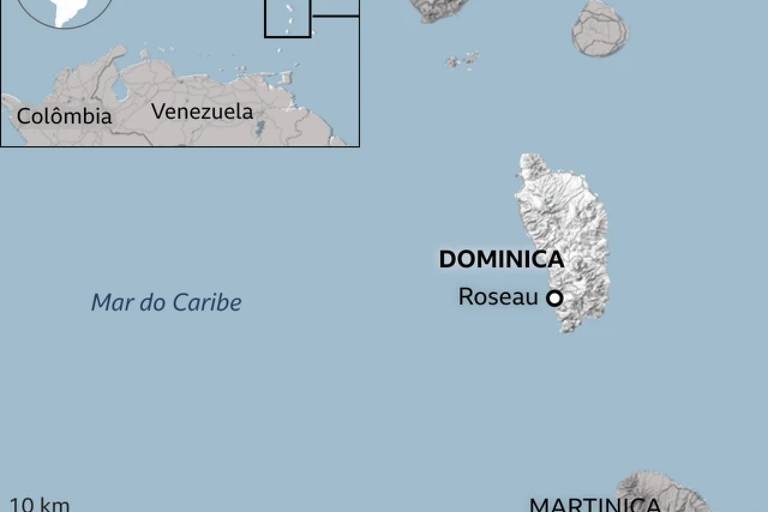 O mapa mostra a localização da ilha de Dominica no Mar do Caribe， com a capital Roseau marcada. Também inclui um pequeno mapa de referência que indica a posição de Porto Rico， Colômbia e Venezuela. As ilhas de Guadalupe e Martinica estão visíveis nas proximidades.