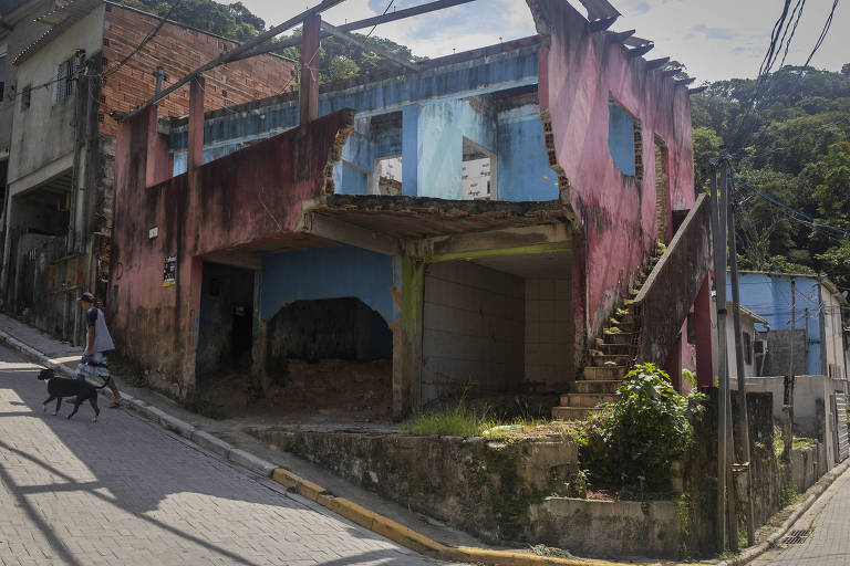 Casa atingida pelas fortes chuvas em São Sebastião， em 2023. Propriedade localizada no bairro da Vila Sahy teve as paredes destruídas e parte da laje levada pela tragédia