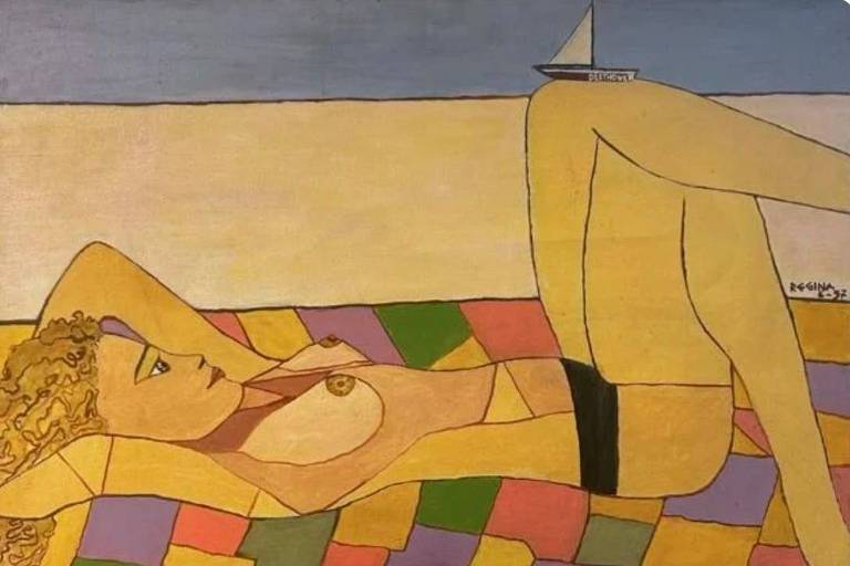 A imagem retrata uma mulher deitada em uma superfície colorida, com um fundo de céu claro e um barco à vela no horizonte. A mulher tem cabelo loiro e está usando um biquíni preto, com uma expressão pensativa. O chão é composto por um padrão de quadrados coloridos em várias tonalidades, como verde, amarelo, vermelho e azul.