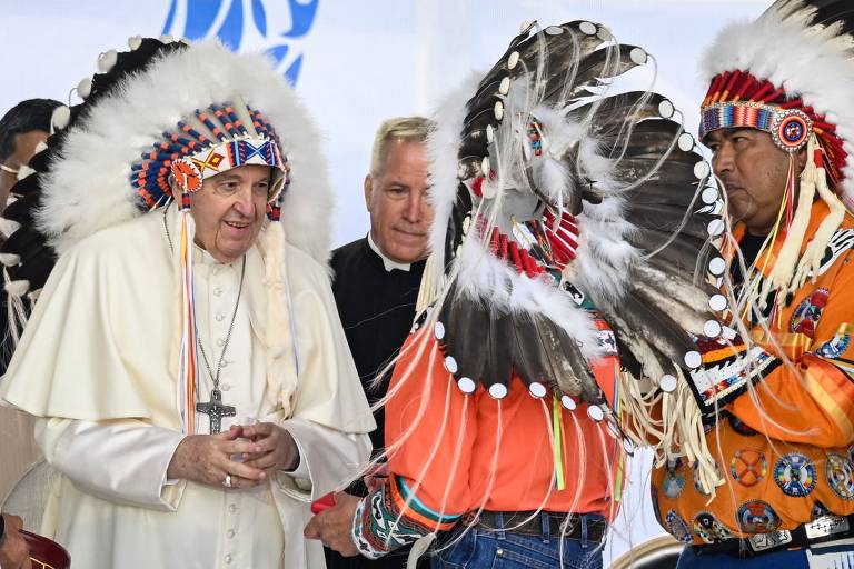 O pontífice recebe um cocar de líderes indígenas em Maskwacis, Alberta, durante viagem ao Canadá
