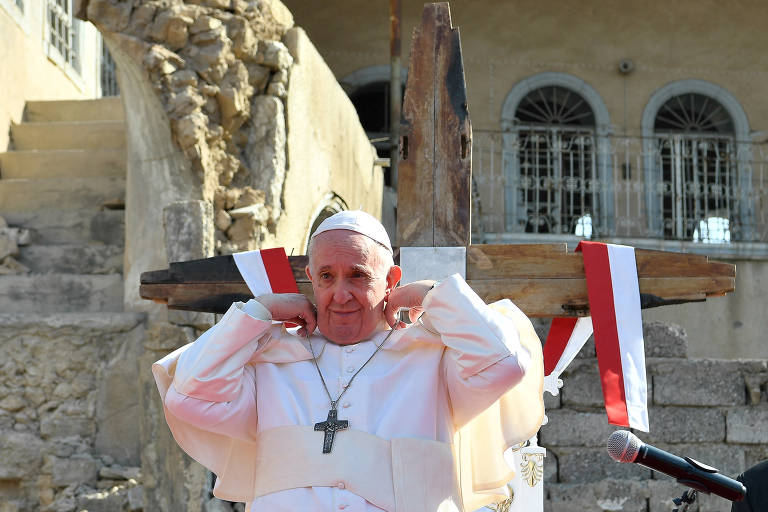 O papa Francisco participa de uma oração pelas vítimas da guerra na praça da Igreja Hosh al-Bieaa, em Mossul, Iraque