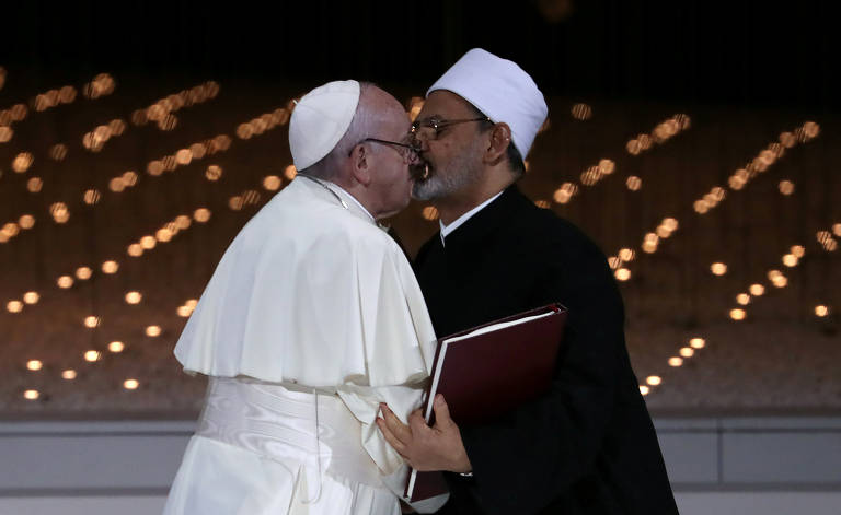 O grande imã de Al-Azhar, Sheikh Ahmed al-Tayeb, e o papa Francisco se cumprimentam após assinarem documento de combate ao extremismo, em Abu Dhabi