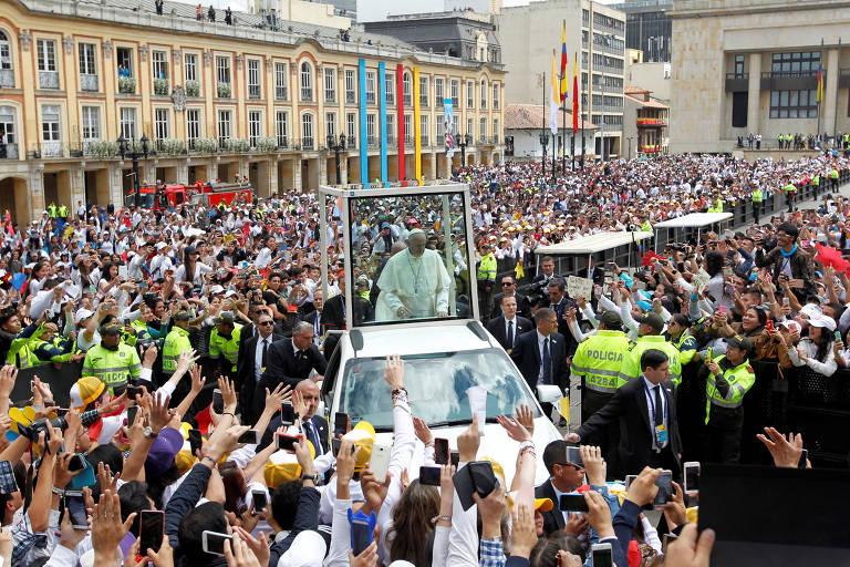 O papa Francisco chega à praça Bolívar, em Bogotá, onde incentivou a reconciliação após anos de conflito com as Farc