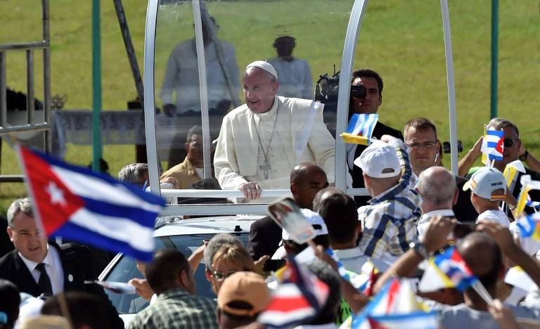 O pontífice chega para celebrar uma missa matinal na Praça Calixto García, em Holguín, leste de Cuba