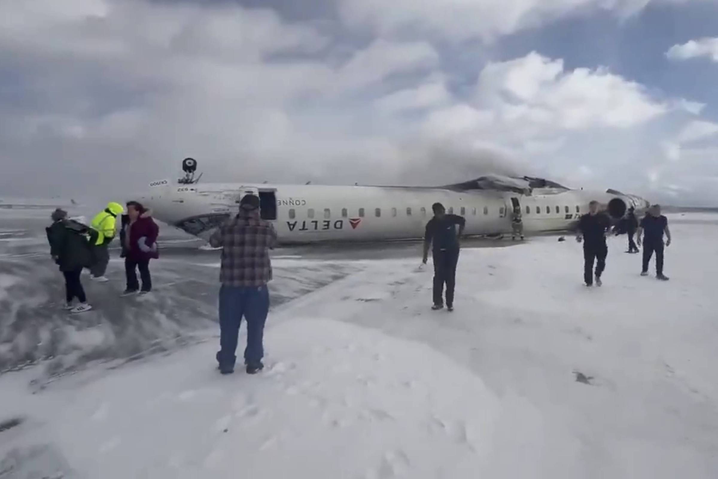 Avião se acidenta e fica de ponta-cabeça ao pousar em Toronto; há ao menos 15 feridos