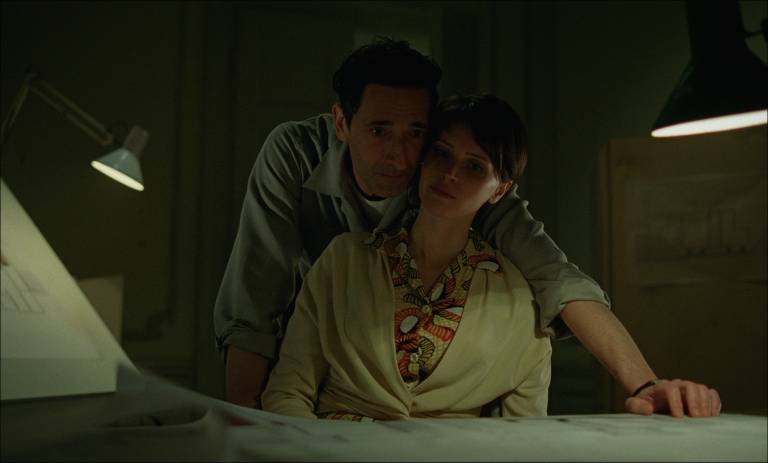 Cena do filme "O Brutalista", de Brady Corbet