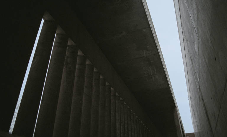 Cena do filme "O Brutalista", de Brady Corbet