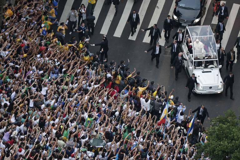 Em seu Papamóvel, o papa Francisco saúda uma multidão de fiéis, no centro do Rio de Janeiro