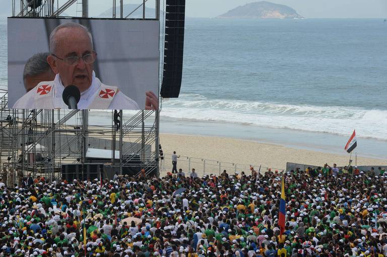 Milhares de pessoas lotam a praia de Copacabana durante missa celebrada pelo Papa Francisco