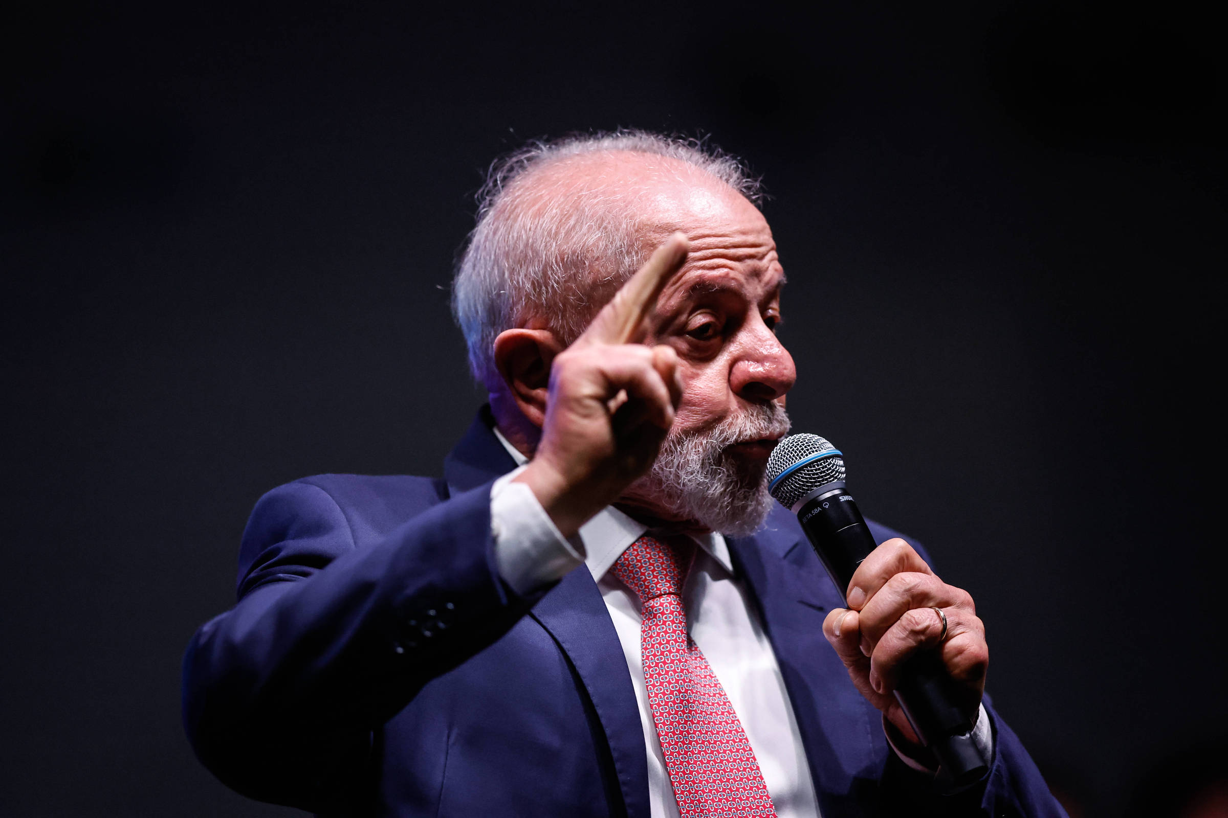 A queda livre na avaliação do governo Lula se explica apenas pela economia?