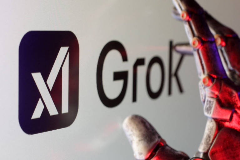 A imagem mostra um logotipo da Grok， que consiste em um ícone quadrado roxo com um símbolo de 039;X039; estilizado em branco à esquerda e a palavra 039;Grok039; em letras pretas ao lado. À direita do logotipo， há uma mão robótica parcialmente visível， com um acabamento metálico e detalhes em vermelho.