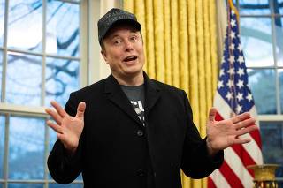 Musk sends SpaceX team to visit US air traffic command center