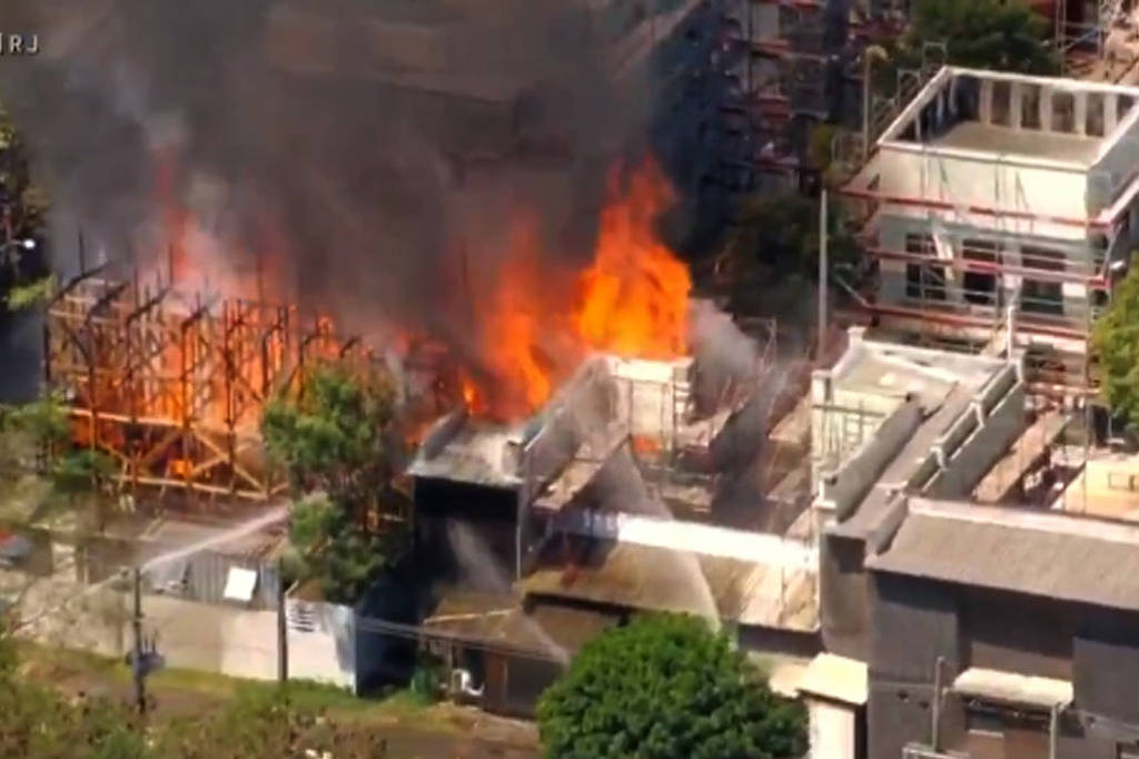 Incêndio de grandes proporções atinge cidade cenográfica de novela das sete da Globo