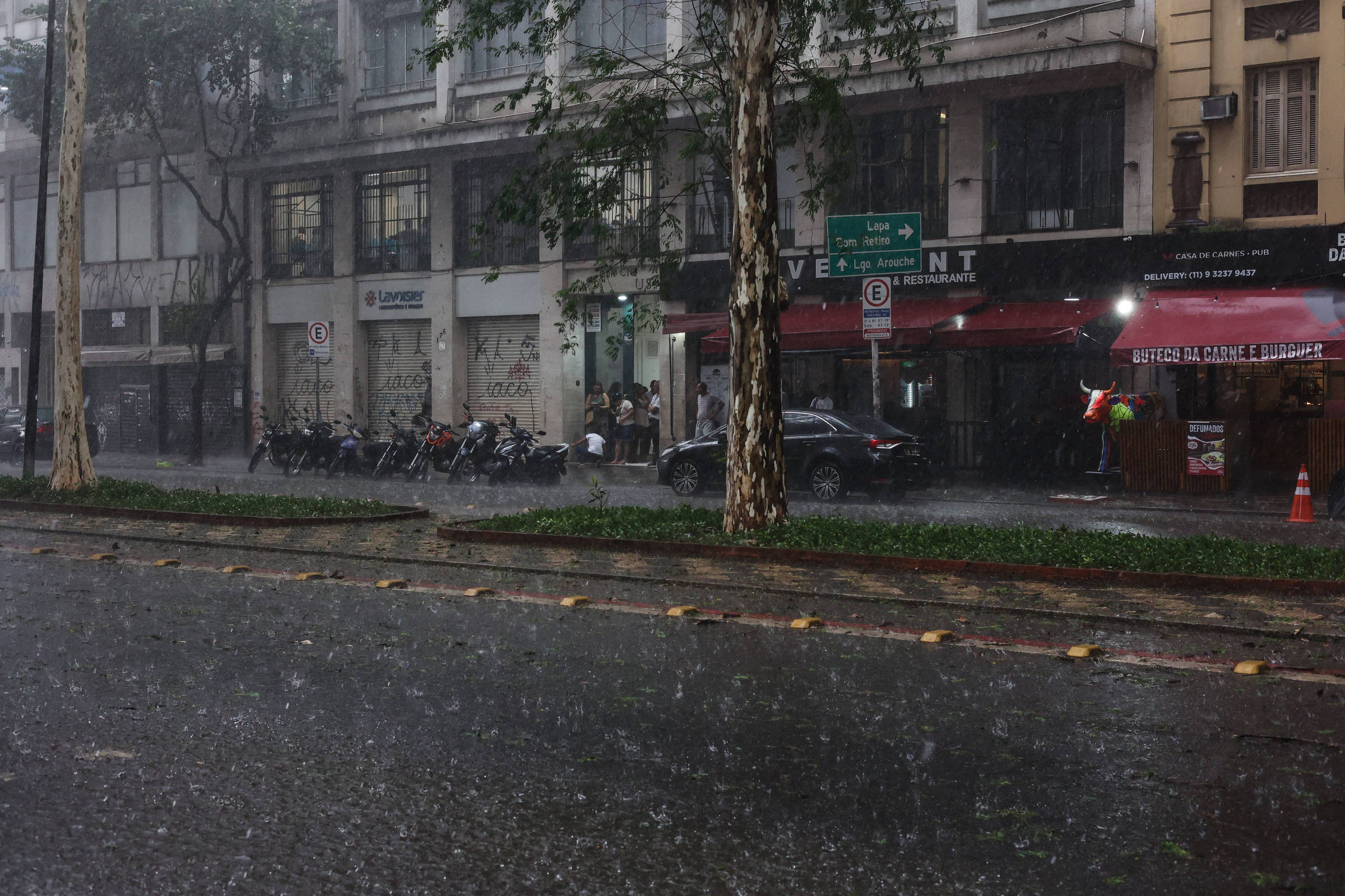 Chuva causa alagamentos em São Paulo; Defesa Civil emite alerta