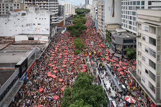 Pre Carnaval de SP.  Desfile do Bloco Academicos do  Baixo Augusta na av Consolacao
