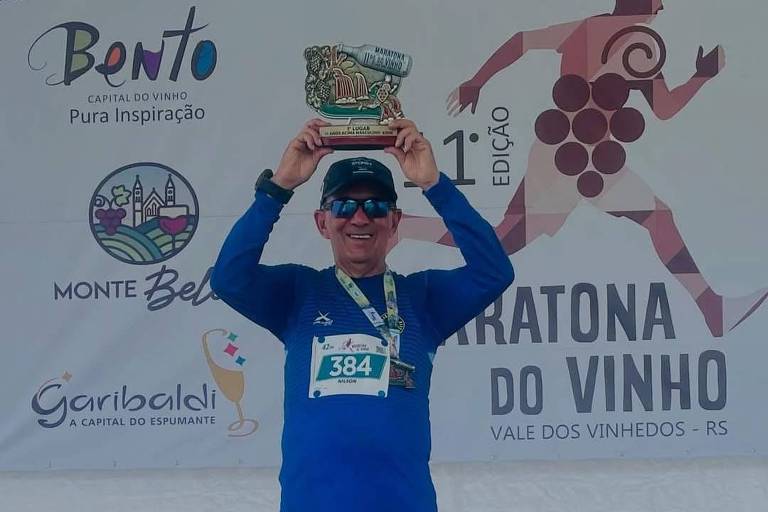 Nilson Lima celebra sua 384ª maratona， em fevereiro de 2025， em Bento Gonçalves (RS)