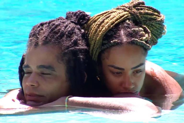 Diogo e Aline agarradinhos na piscina