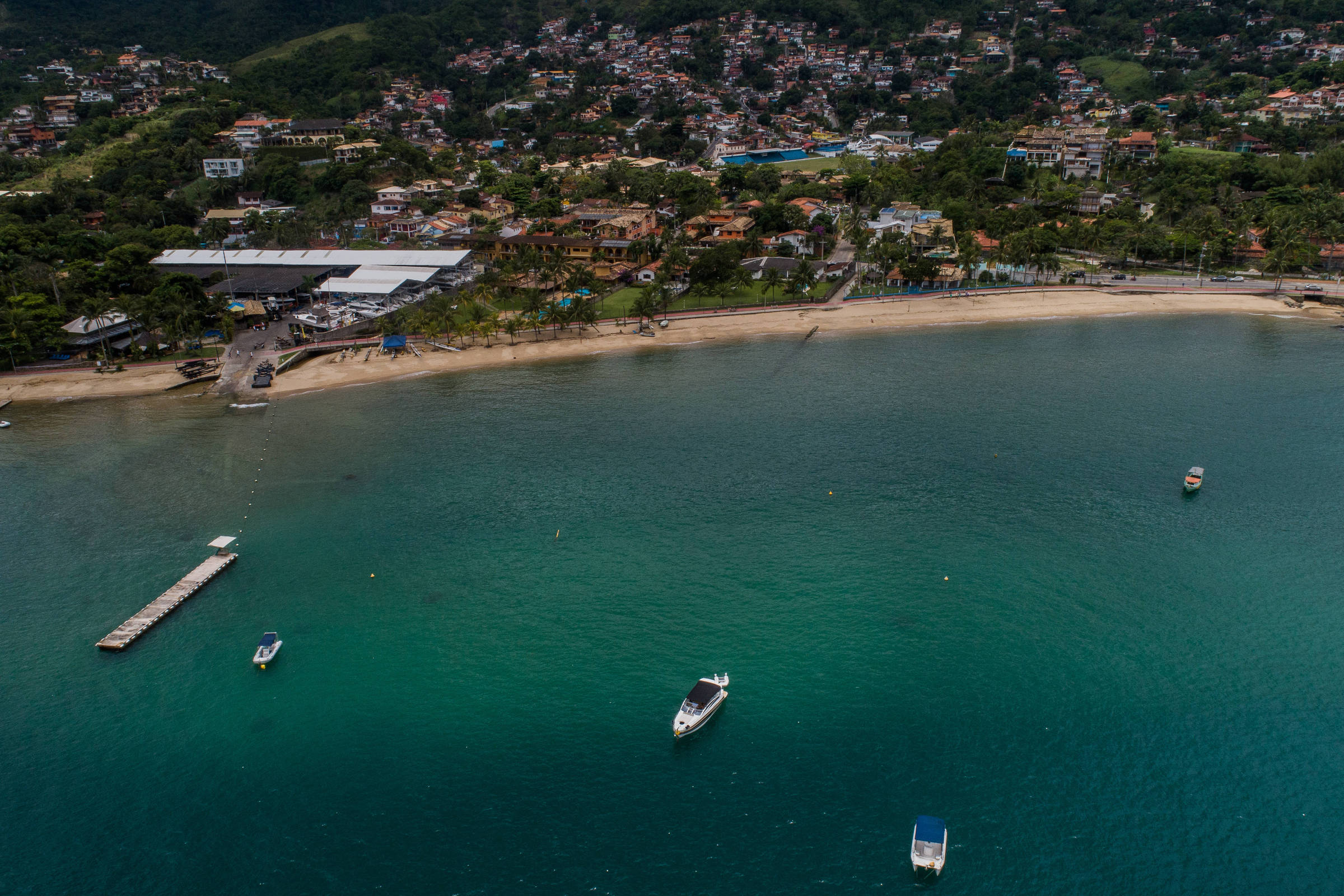 Ilhabela é destaque no litoral paulista com praia, cachoeira e acesso relativamente fácil