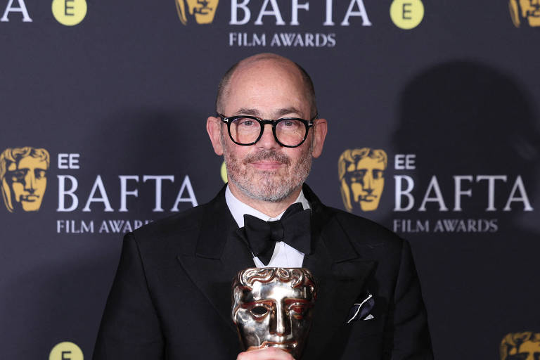 O diretor Edward Berger com o prêmio de melhor filme britânico durante o Bafta 2025， em Londres